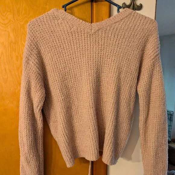 Soft pink cropped (cinched) v-neck sweater - Picture 2 of 3